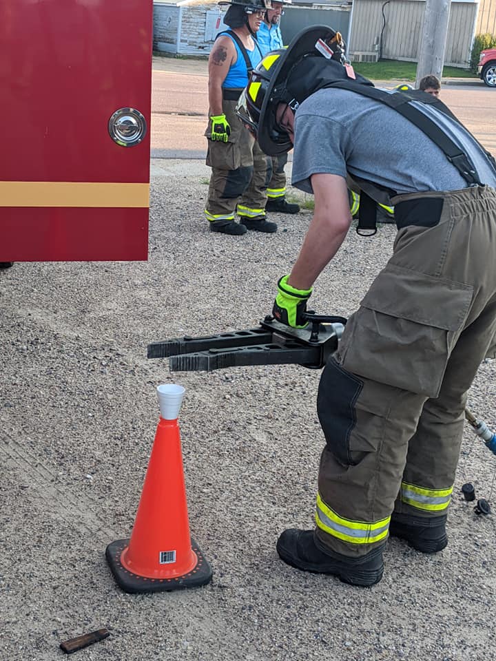 Moving cup with extrication tool